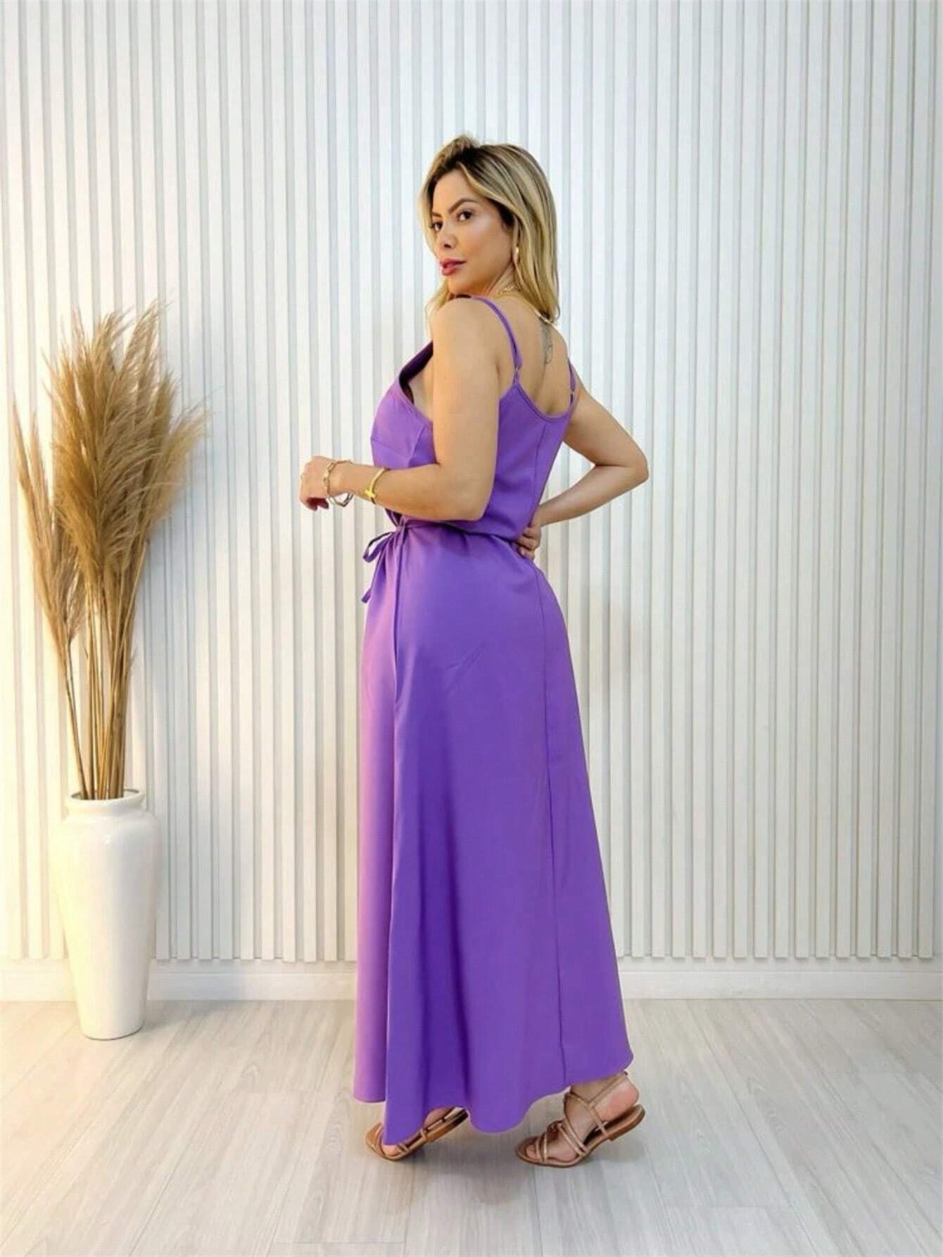 Vendedor Indicado
Vestido longo crepe simple de alcinha com cinto FL-v50