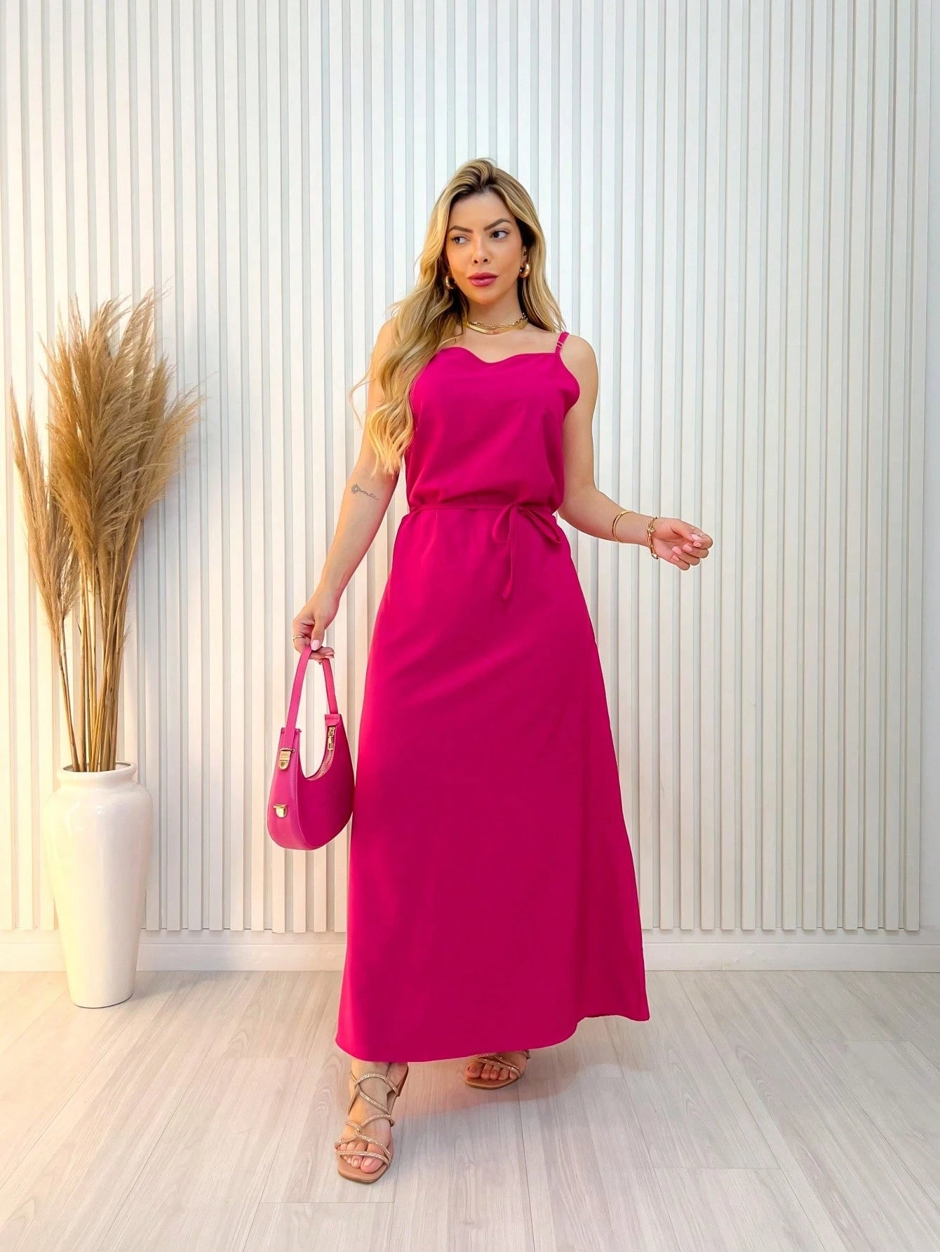 Vendedor Indicado
Vestido longo crepe simple de alcinha com cinto FL-v50