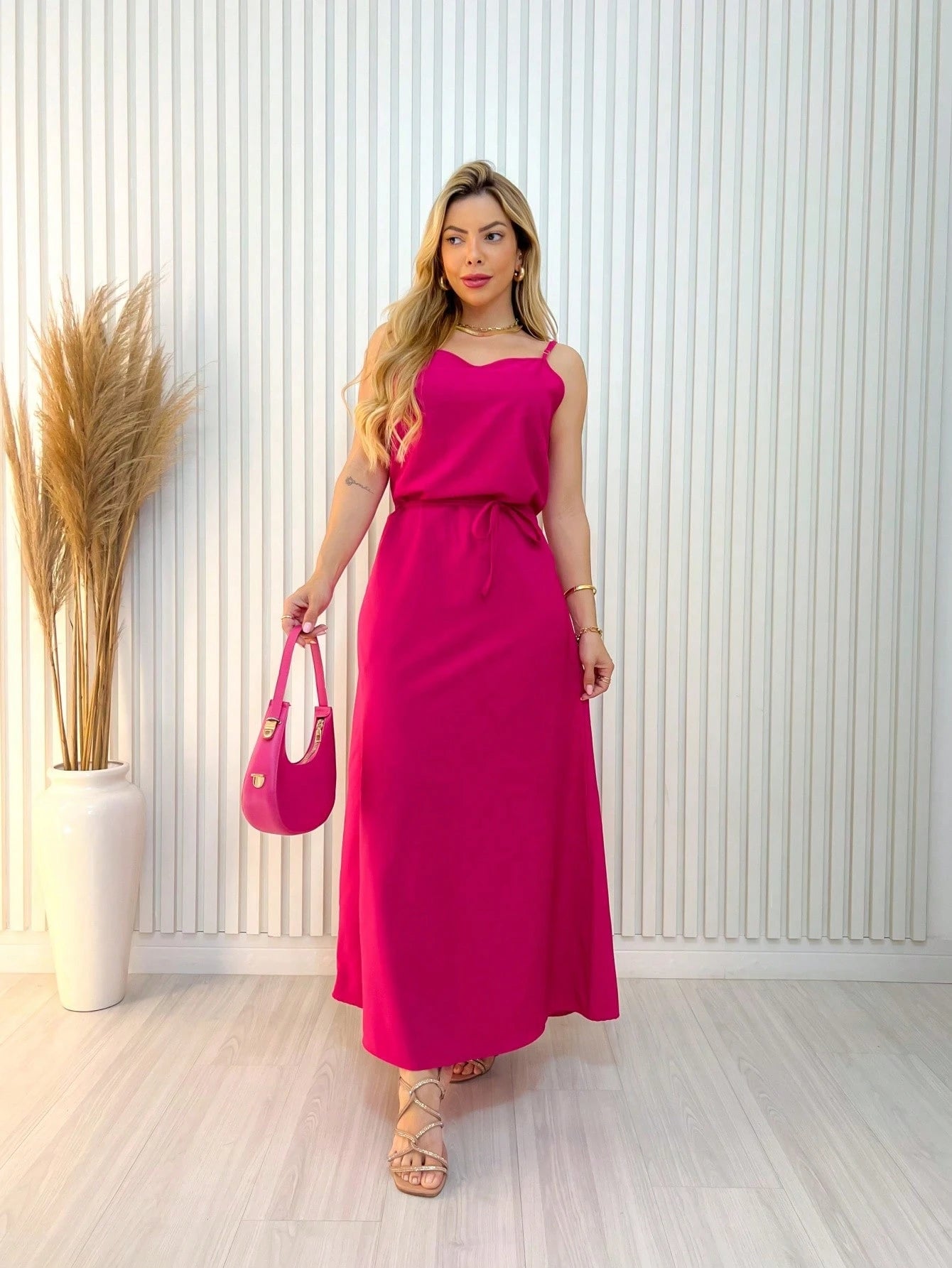 Vendedor Indicado
Vestido longo crepe simple de alcinha com cinto FL-v50