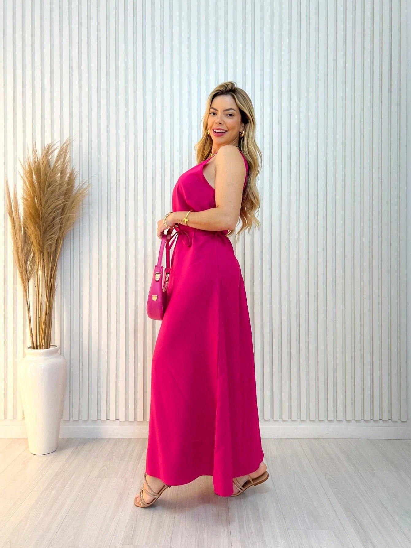 Vendedor Indicado
Vestido longo crepe simple de alcinha com cinto FL-v50